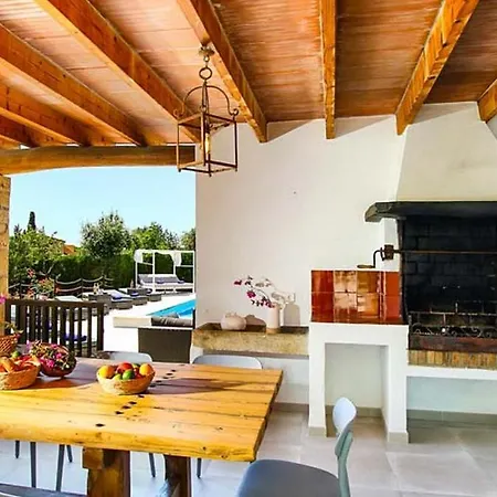 Spend Your Days Relaxing In Comfort Appartement Pula